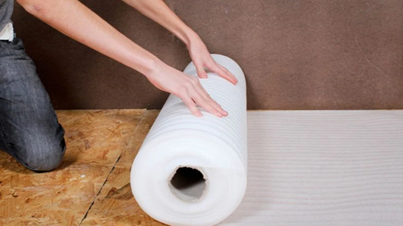 Как правильно укладывать пленку под ламинат Как правильно укладывать пленку под ламинат